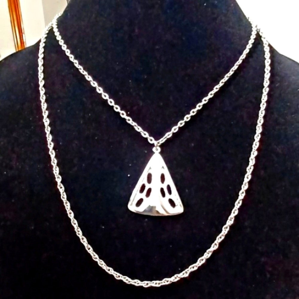 SILVER LAYER NECKLACE
